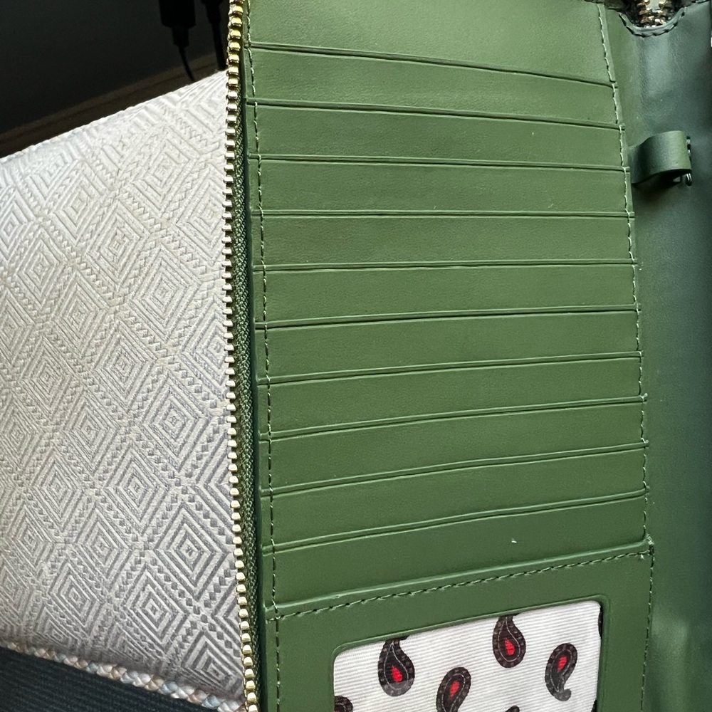 Elegant Vera Bradley Green Leather Women's Travel Wallet - Picture 4 of 7